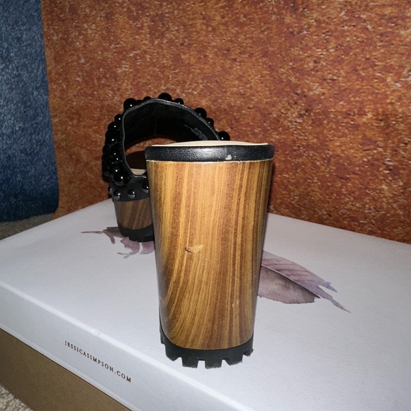 Heels (clogs) - Picture 8 of 9